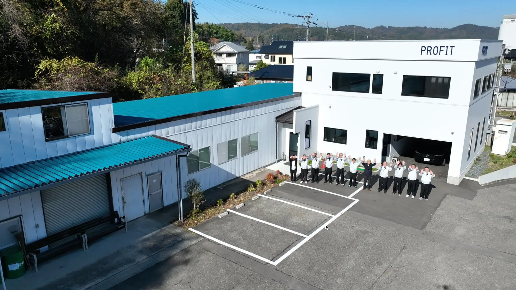 写真：社屋と従業員